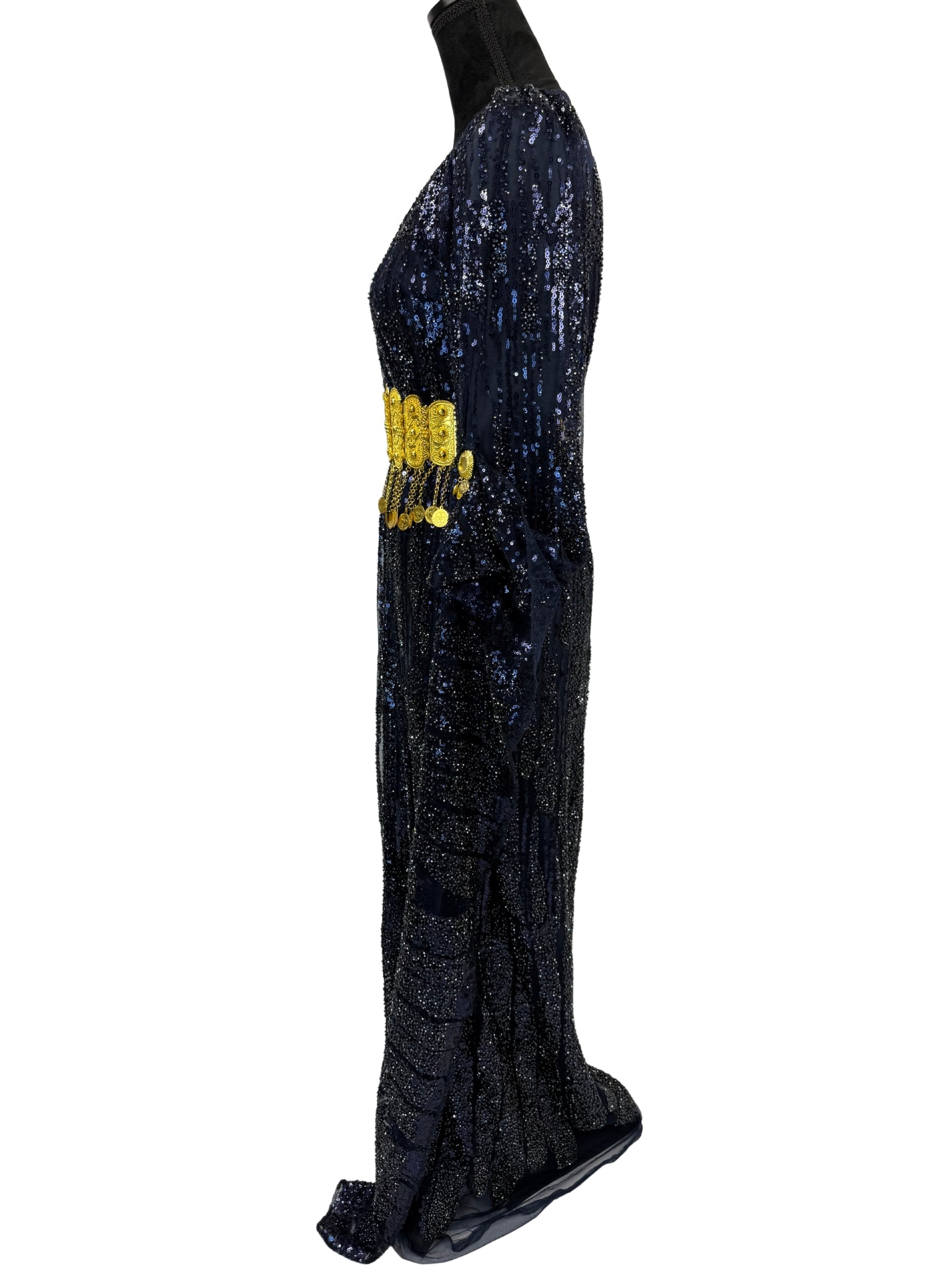 Jilenpiroz Asman Koerdische feestjurk – zijkant met elegante pasvorm en mouwdetail