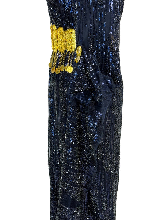 Jilenpiroz Asman close-up glinsterende pailletten en detail op donkerblauwe stof