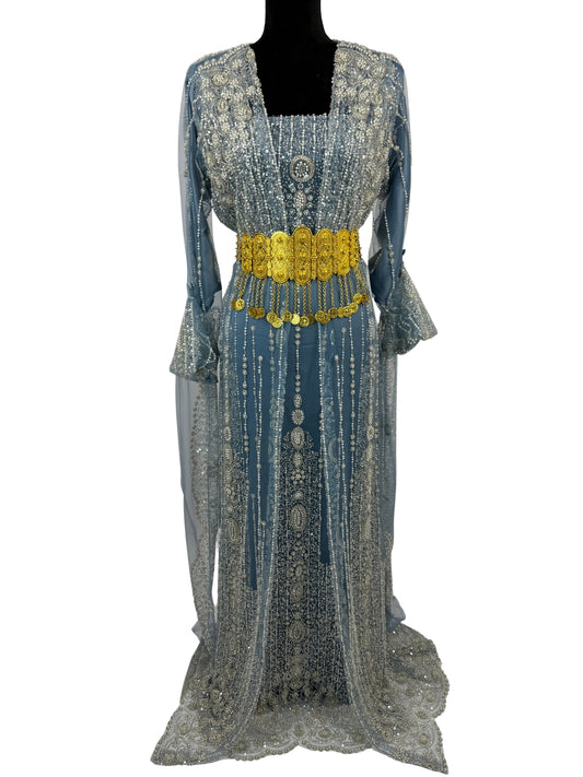 Jilenpiroz Ava ijsblauwe Koerdische jurk met zilverkralen en gouden riem – voorkant