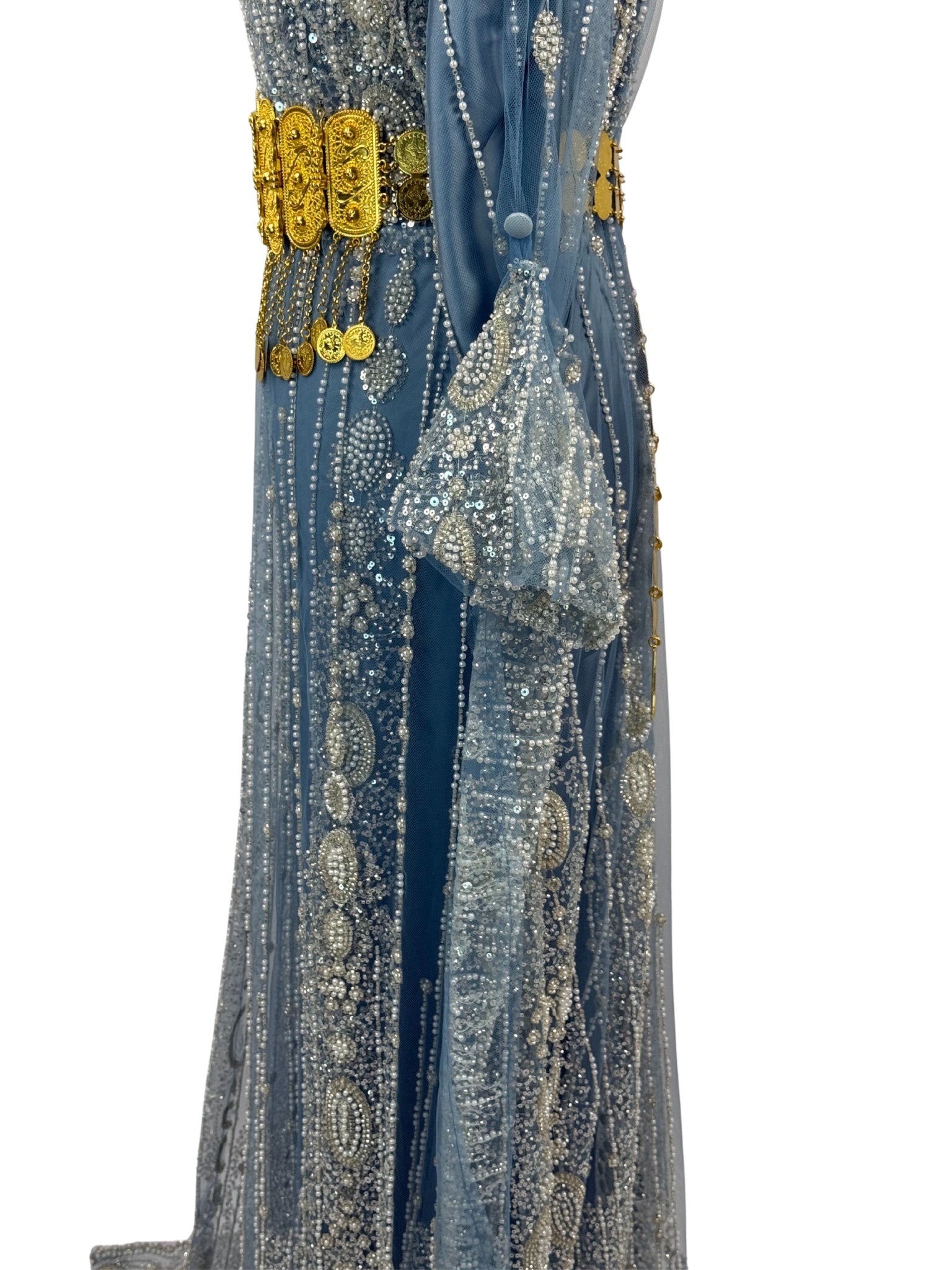 Detail zilverkralen en patroon op Jilenpiroz Ava ijsblauwe jurk – close-up