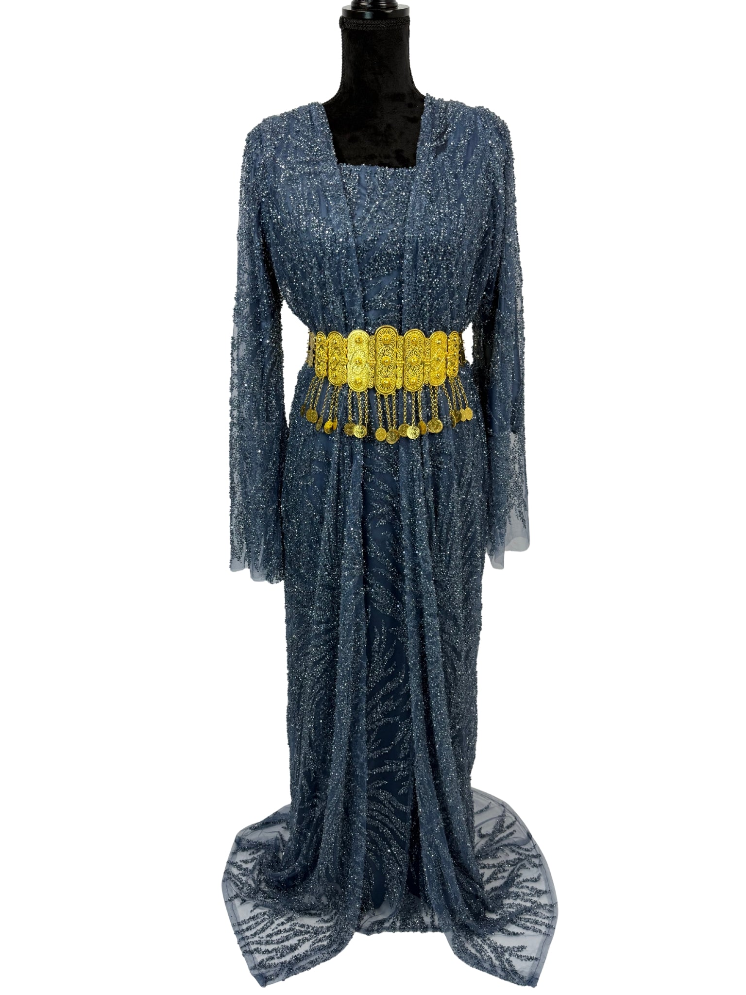 Jilenpiroz Baran donkerblauwe Koerdische jurk met kralen en gouden riem – voorkant