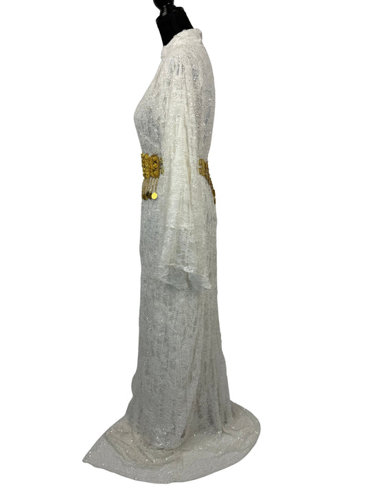 Close-up van ivoorwitte stof met glinsterende details op Jilenpiroz Buke bruidsjurk – detailfoto