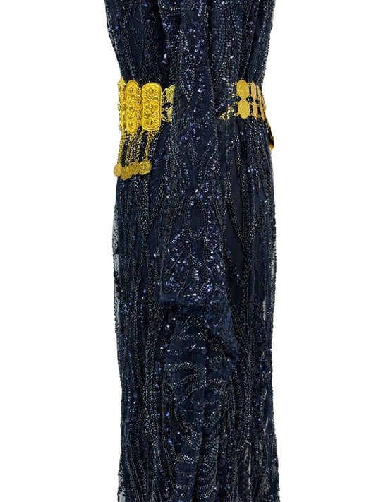 Jilenpiroz Cem close-up kralen- en paillettendetail op donkerblauwe stof