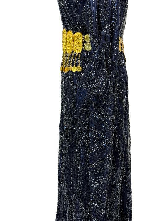 Jilenpiroz Derya – detail van glinsterende stof, mouwen en afwerking (close-up)