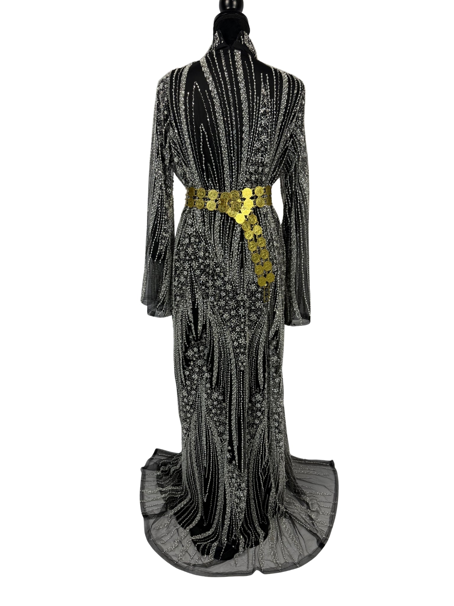 Jilenpiroz Evar zwarte Koerdische feestjurk met zilver streeppatroon – achterkant