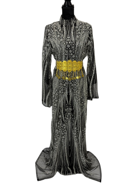 Jilenpiroz Evar zwarte koerdische feestjurk met zilver streeppatron hier vanuit voorkant.