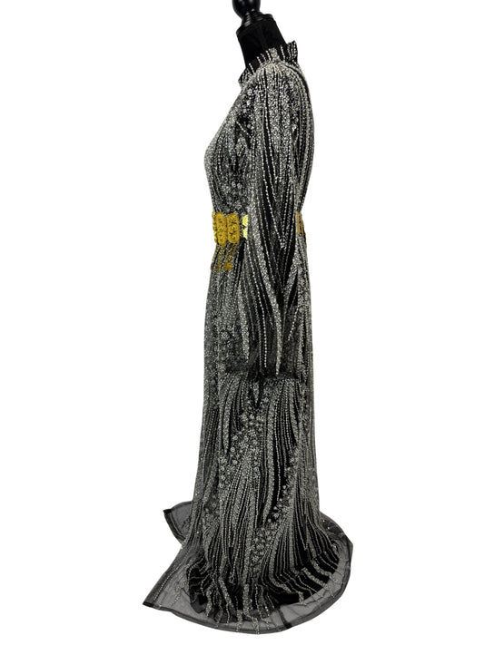 Jilenpiroz Evar zwarte Koerdische feestjurk met zilver streeppatroon – zijkant