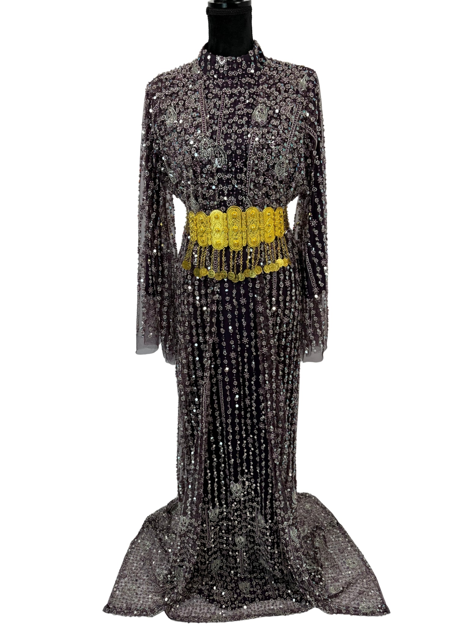 Jilenpiroz Firengi donkerpaarse Koerdische jurk met zilveren kralen en gouden riem – voorkant