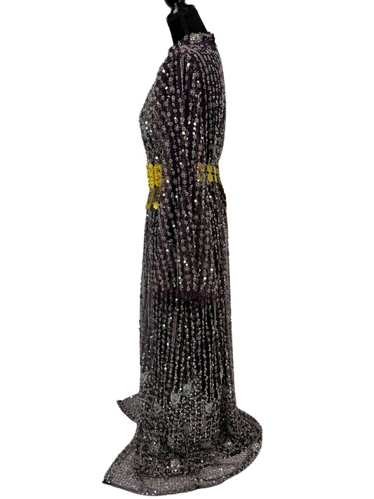 Jilenpiroz Firengi donkerpaarse feestjurk met volledig bedekte mouwen – zijaanzicht