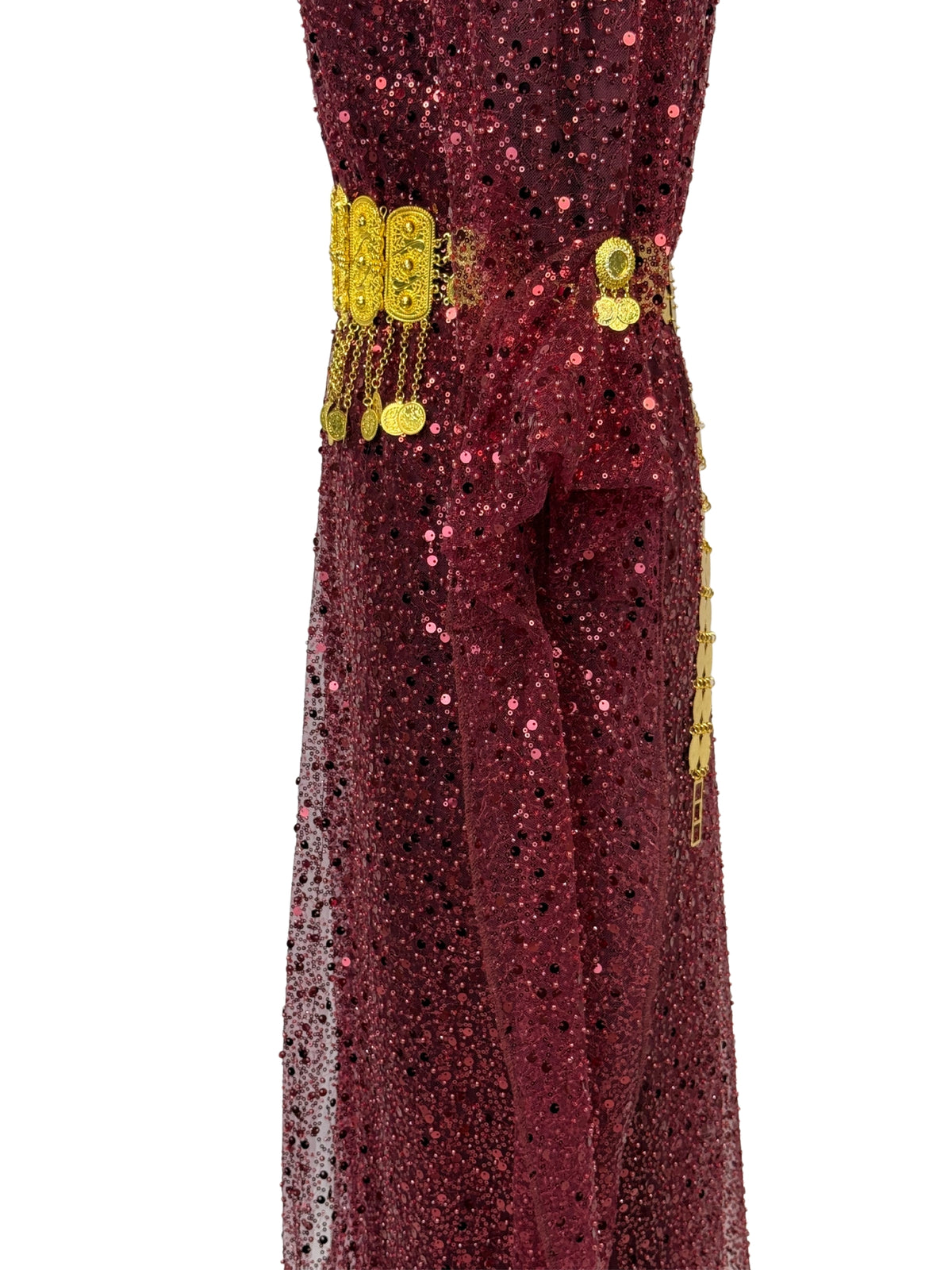 Jilenpiroz Hinar close-up pailletten op donkerrode stof met glans