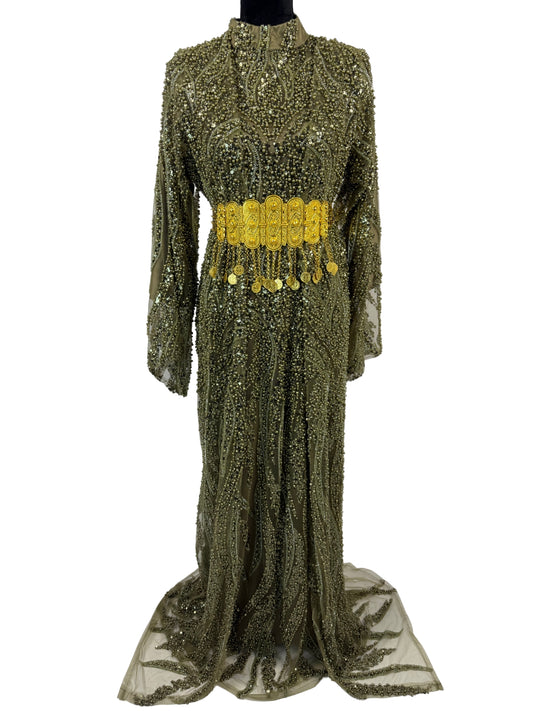 Jilenpiroz Kahki kaki groene modest Koerdische feestjurk met kralen en gouden riem – voorkant