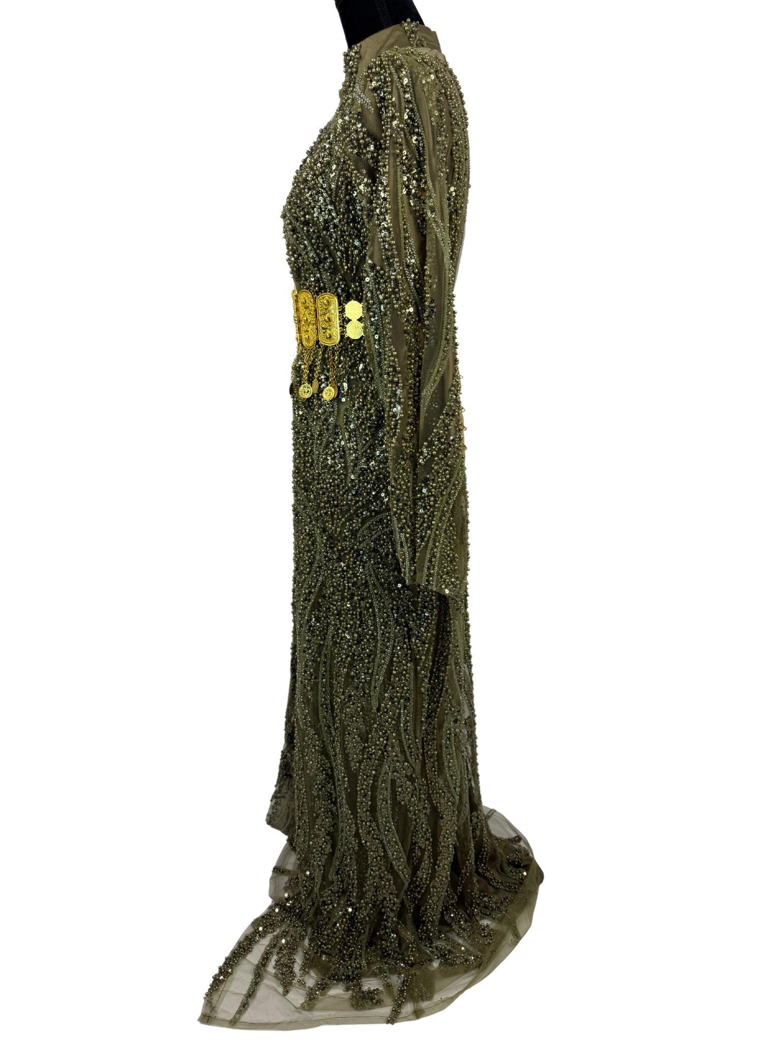 Jilenpiroz Kahki kaki groene Koerdische feestjurk – zijkant met bedekte mouwen en rijke glans