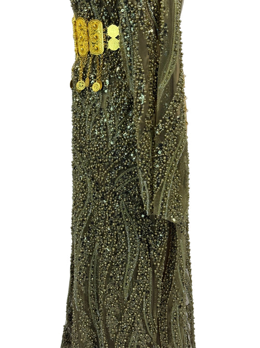 Jilenpiroz Kahki – close-up van kaki kralenwerk en hooggesloten hals