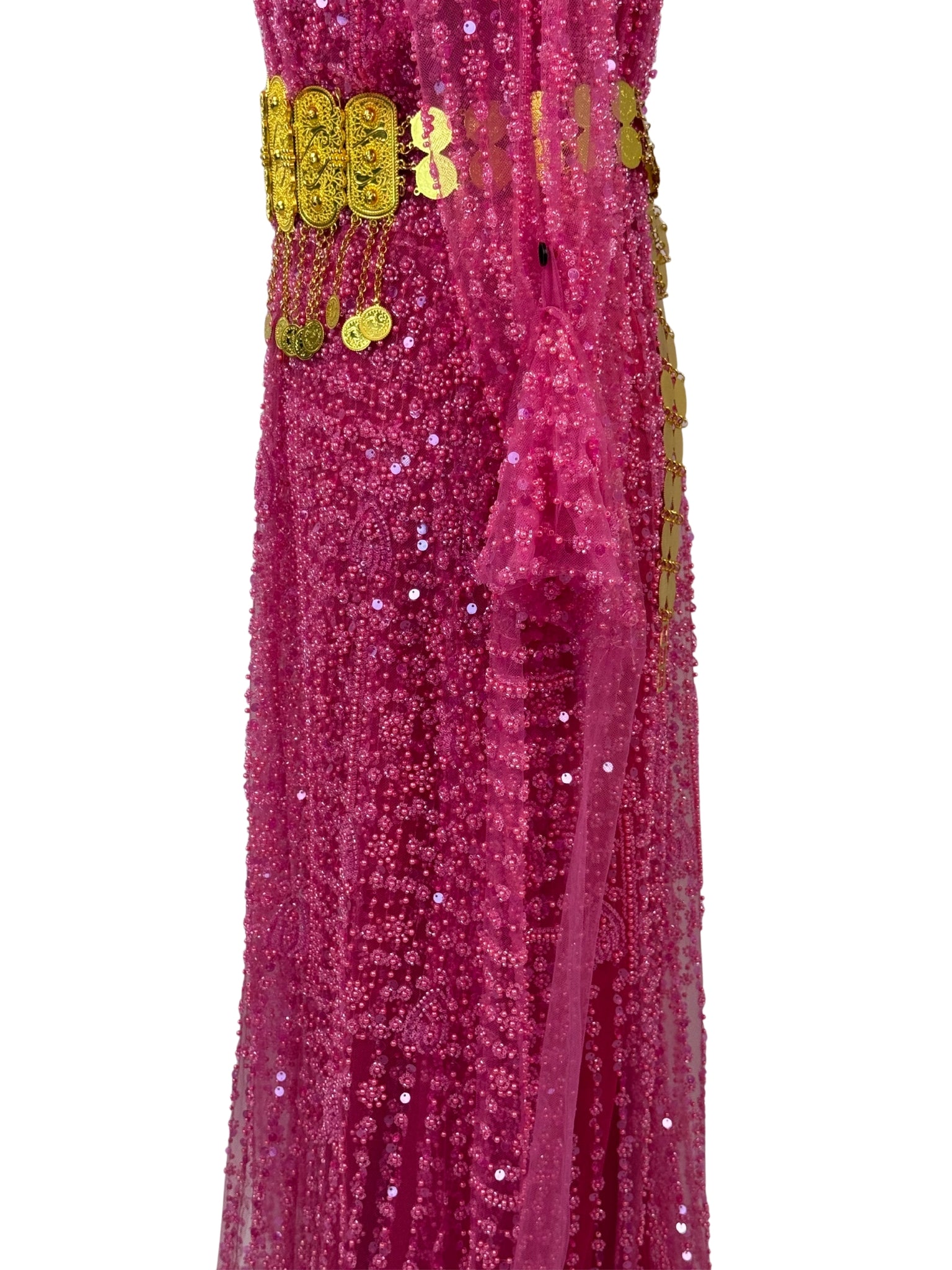 Jilenpiroz Keca close-up van fuchsia pailletten en kralen op de jurk