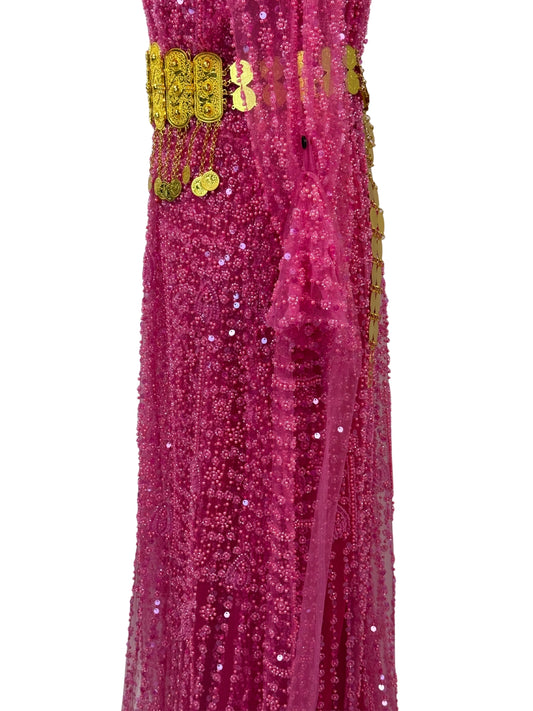 Jilenpiroz Keca close-up van fuchsia pailletten en kralen op de jurk