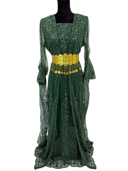 Jilenpiroz Kesk Jihan groene Koerdische jurk met kralen en gouden riem – voorkant