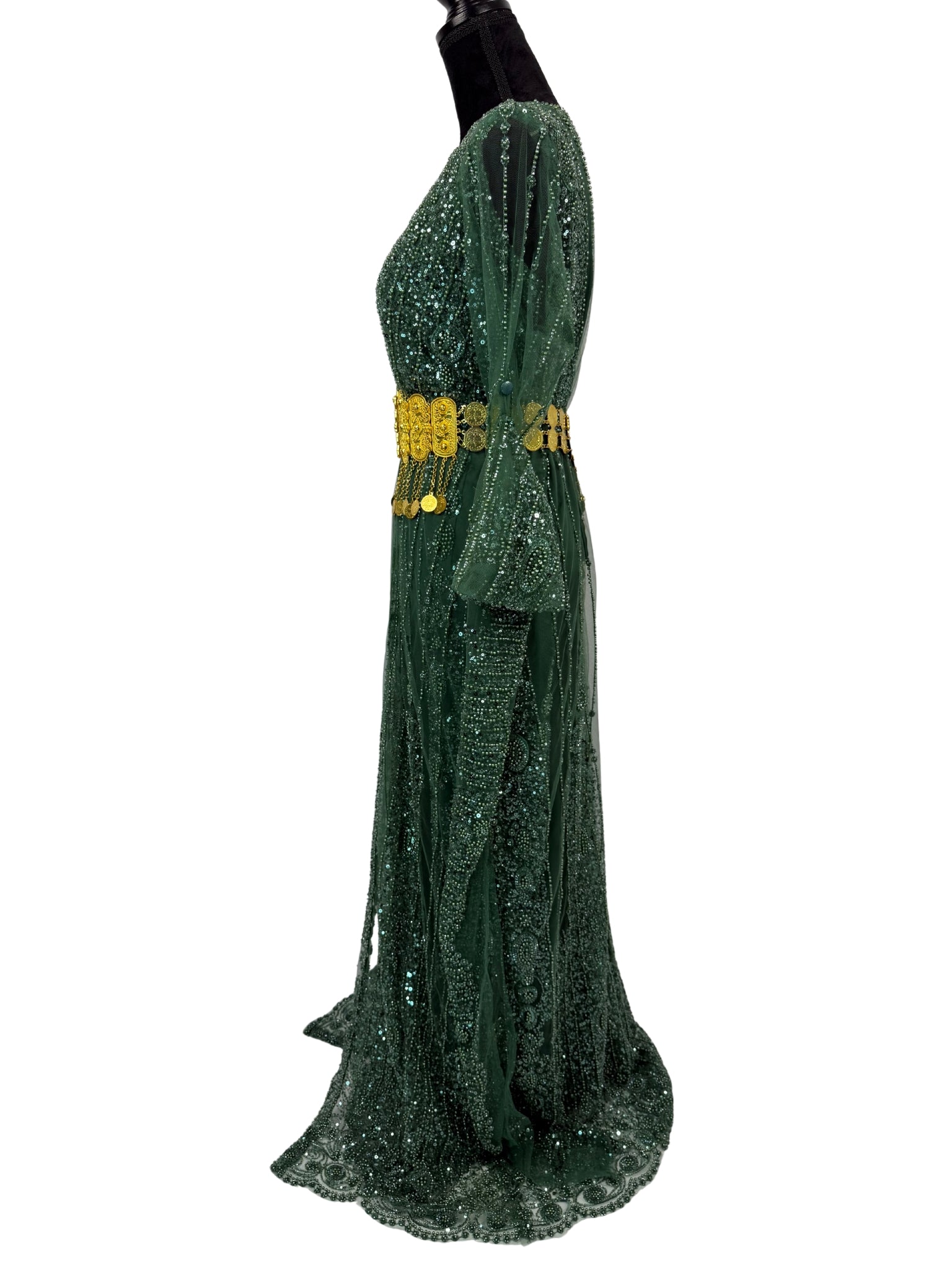 Jilenpiroz Kesk Jihan groene Koerdische feestjurk met tule mouwen en gouden riem – zijkant