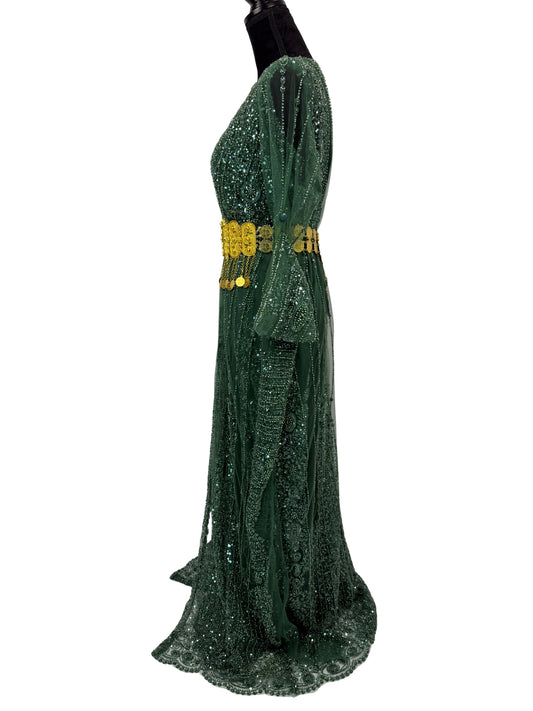 Jilenpiroz Kesk Jihan groene Koerdische feestjurk met tule mouwen en gouden riem – zijkant