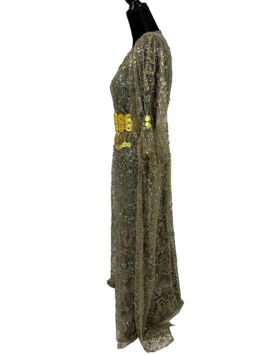 Jilenpiroz Kesk groene Koerdische jurk – zijkant met elegante (half)bedekte mouw