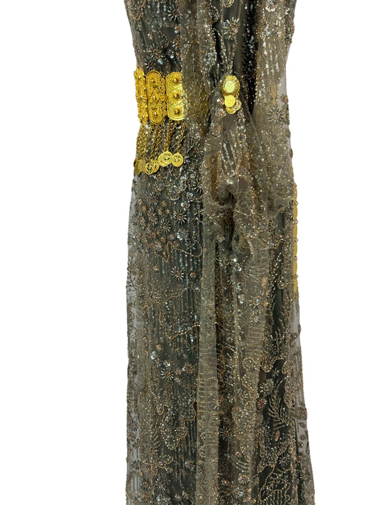 Jilenpiroz Kesk – close-up van groene kralen, borduursel en taille/riemdetail