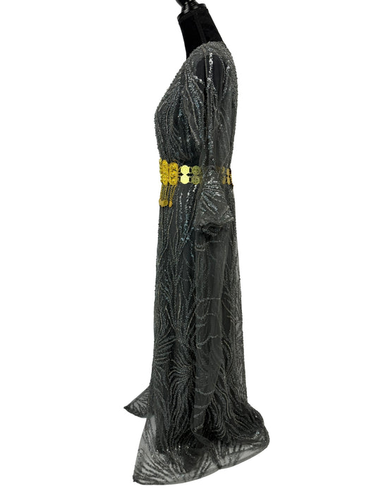 Jilenpiroz Kevir jurk – zijkant met lange mouw en elegante, vloeiende val