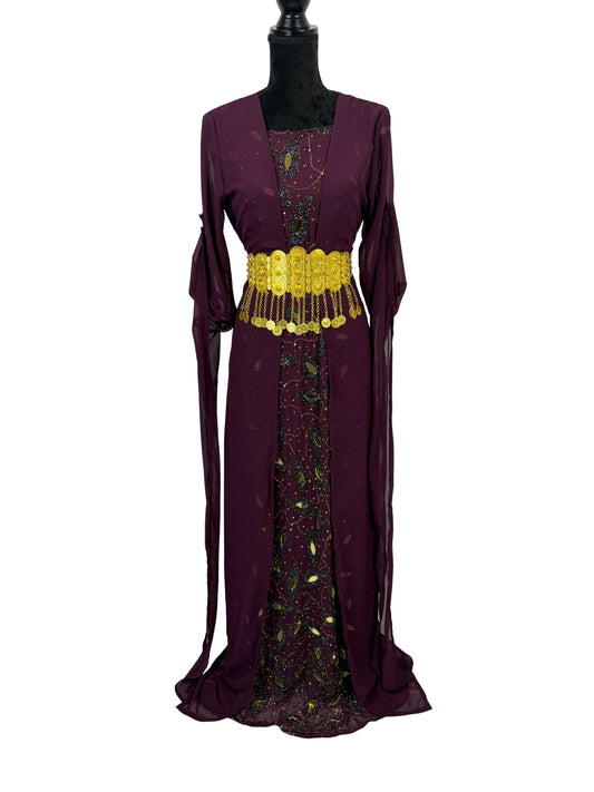 Jilenpiroz Newroz paarse Koerdische jurk met decoratieve patronen en gouden riem – voorkant