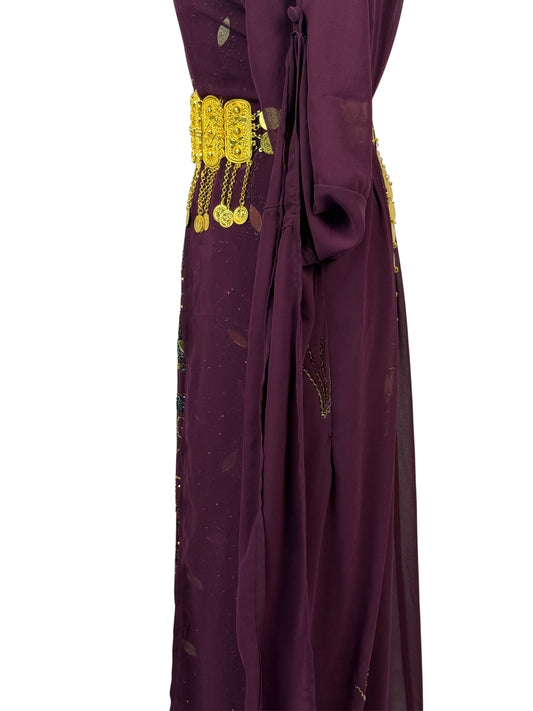 Close-up van de paarse stof met patroon en verfijnde details van Jilenpiroz Newroz – detailfoto