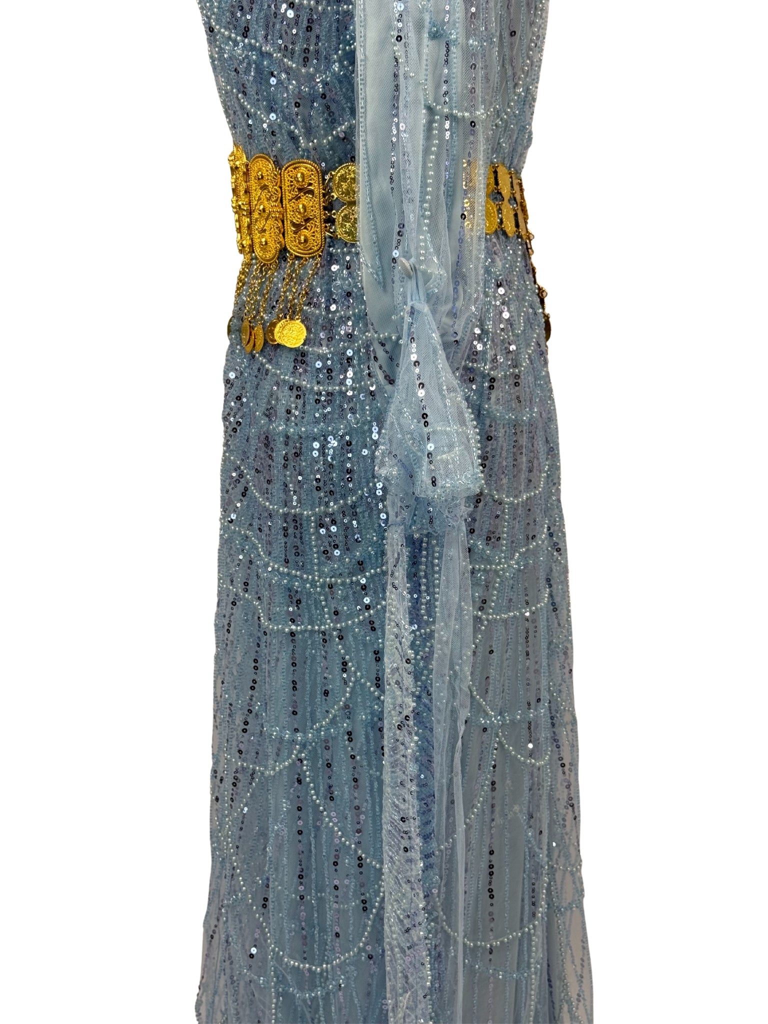 Detail van kraalwerk en drapering op Jilenpiroz Okyanus oceaanblauwe Koerdische jurk