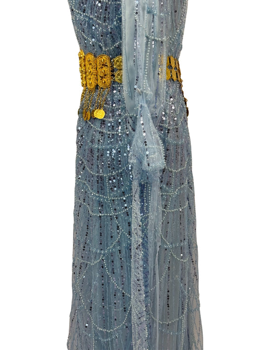 Detail van kraalwerk en drapering op Jilenpiroz Okyanus oceaanblauwe Koerdische jurk