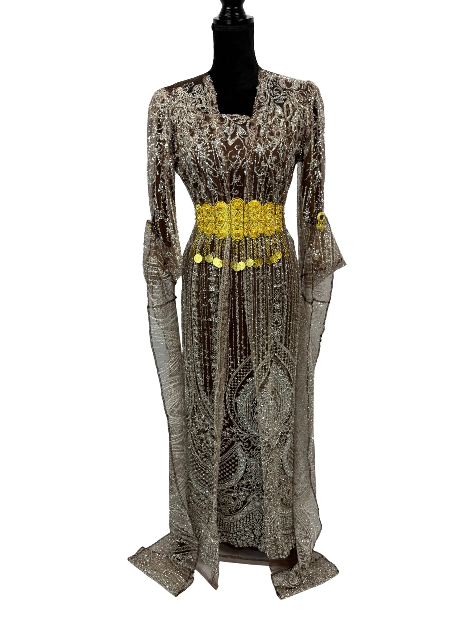 Jilenpiroz Qehwe bruine Koerdische feestjurk met zilveren kralen – voorkant