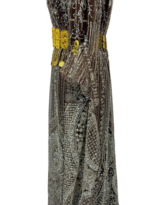 Jilenpiroz Qehwe – close-up zilveren kralen, borduursel en patroon op de stof