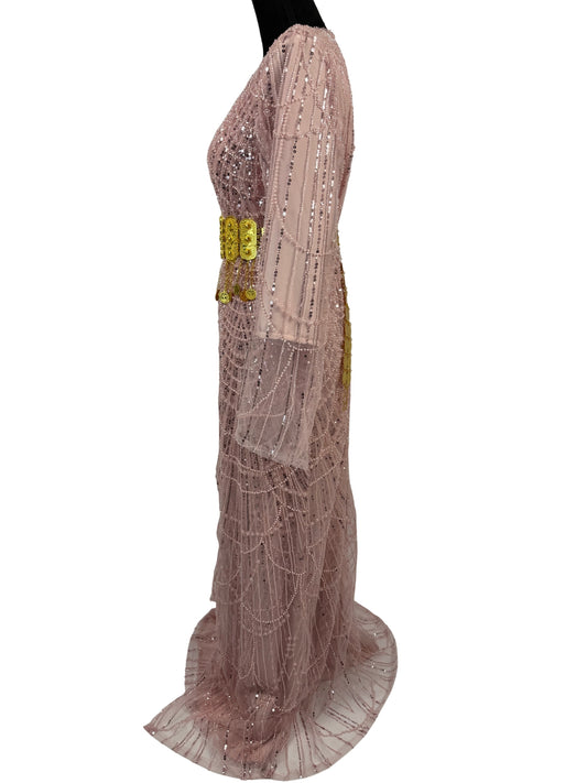 Jilenpiroz Roza babyroze Koerdische jurk – zijkant met elegante mouwen en glinsterende afwerking