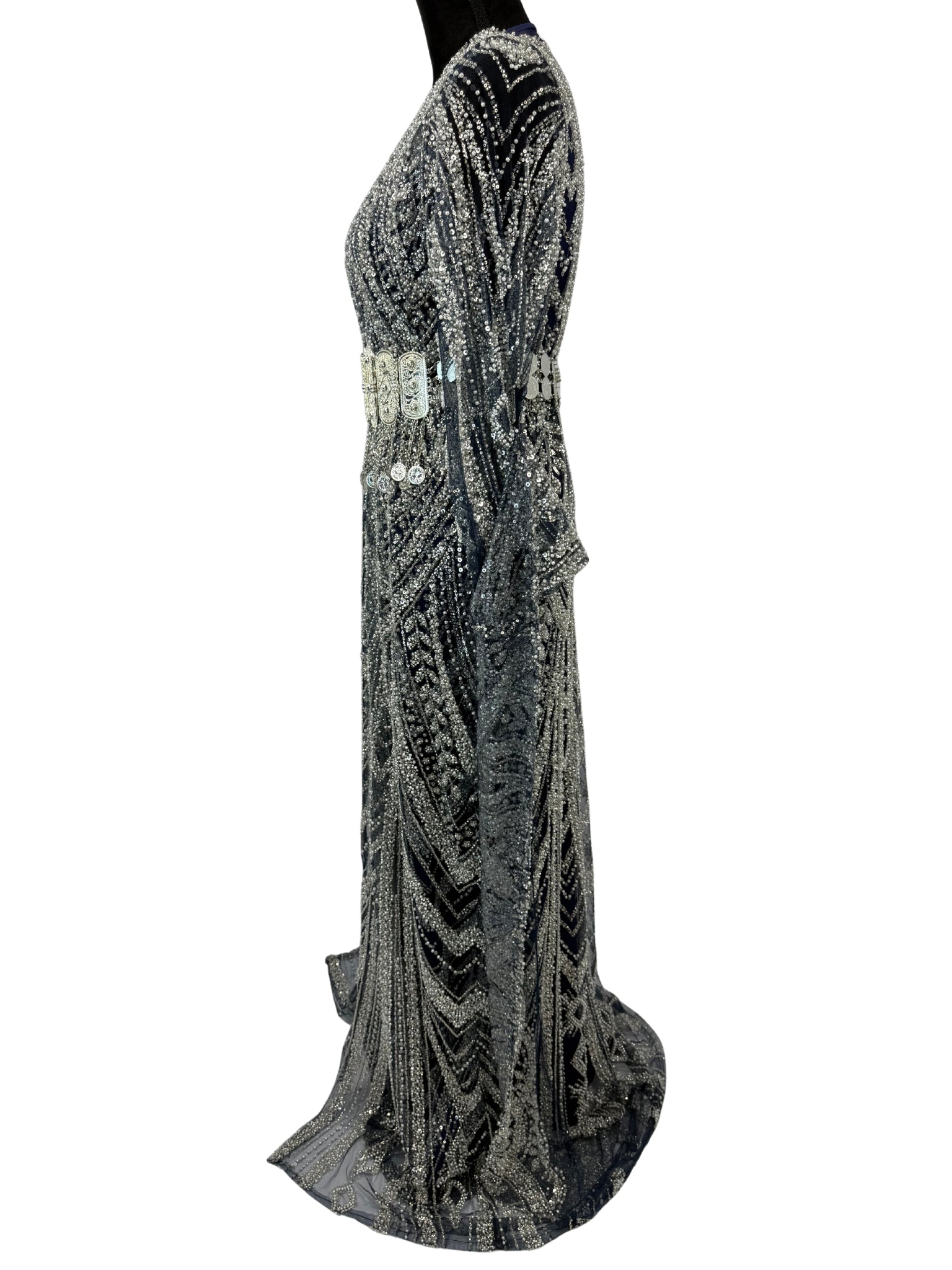 Jilenpiroz Sedef Koerdische feestjurk – zijkant met elegante pasvorm en mouwdetail