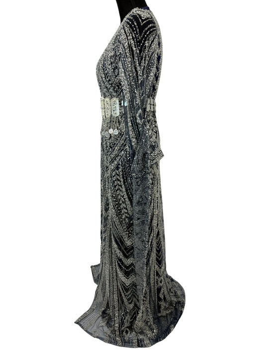 Jilenpiroz Sedef Koerdische feestjurk – zijkant met elegante pasvorm en mouwdetail