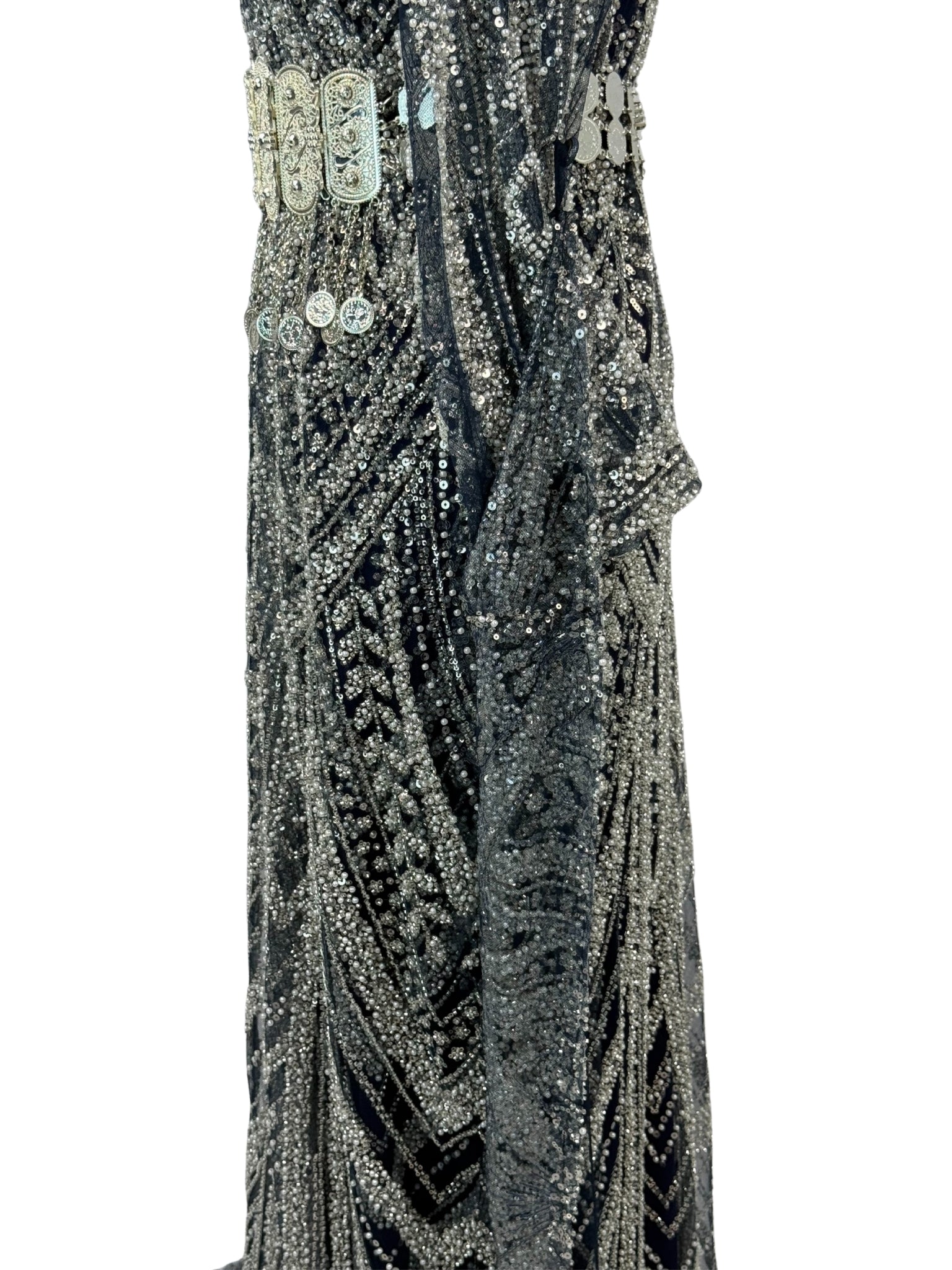 Jilenpiroz Sedef close-up parelglans kralen en luxe patroon op donkerblauw