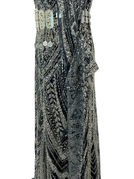 Jilenpiroz Sedef close-up parelglans kralen en luxe patroon op donkerblauw