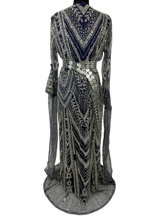 Jilenpiroz Sedef Koerdische feestjurk – zijkant met elegante pasvorm en mouwdetail