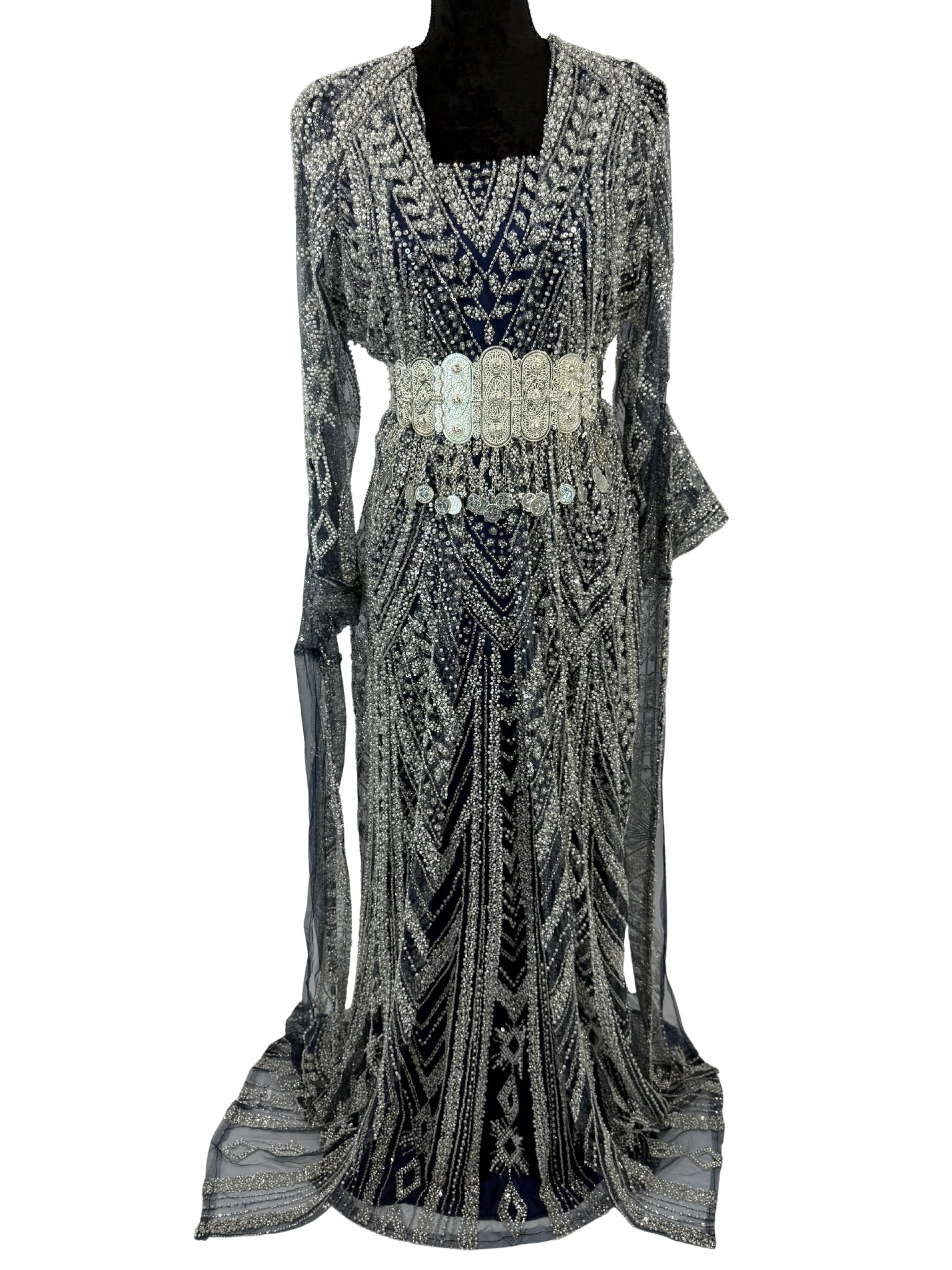 Jilenpiroz Sedef donkerblauwe Koerdische jurk met parelwitte kralen – voorkant