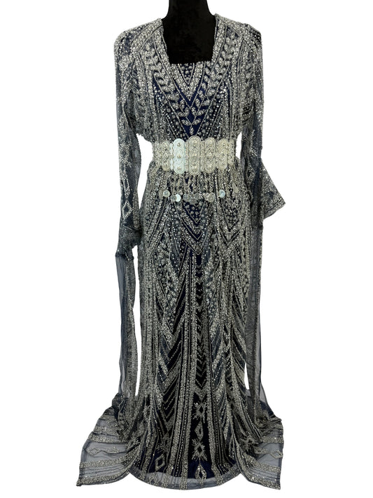 Jilenpiroz Sedef donkerblauwe Koerdische jurk met parelwitte kralen – voorkant