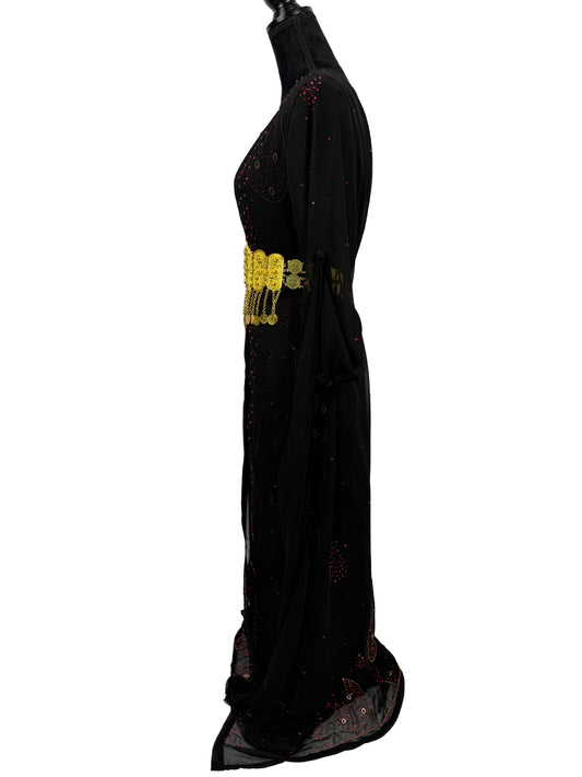 Detail van Jilenpiroz Sevin: glinsterende rode versiering en gouden munt-riem