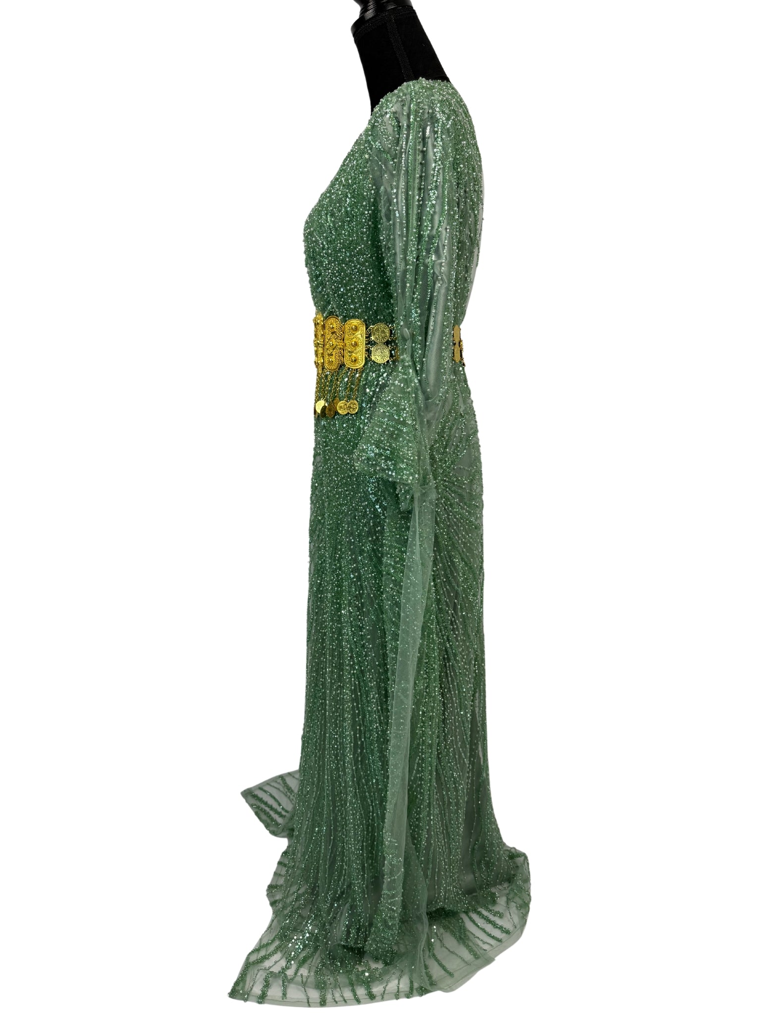 Jilenpiroz Sewz smaragdgroene Koerdische feestjurk met gouden munt-riem – zijkant