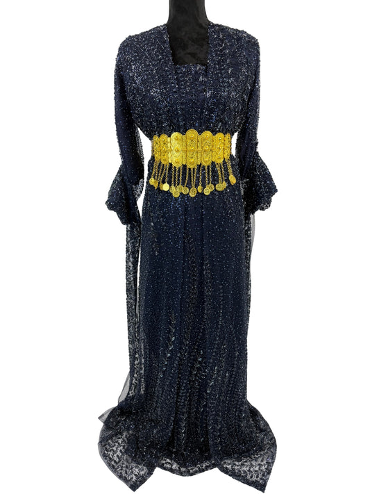 Jilenpiroz Sine Tari donkerblauwe Koerdische feestjurk met pailletten/kralen en goudkleurige riem – voorkant