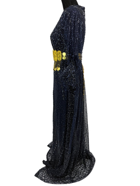 Jilenpiroz Sine Tari donkerblauwe Koerdische feestjurk – zijkant met elegante mouwen en vallende stof