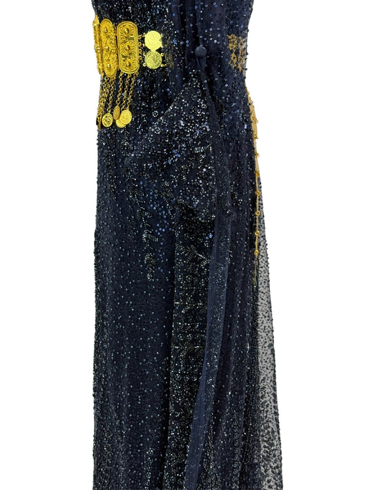 Jilenpiroz Sine Tari – close-up van donkerblauw pailletten/kralenpatroon en halslijn