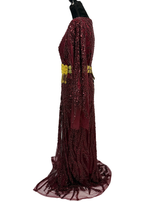 Jilenpiroz Sor Tari bordeaux jurk – zijkant met lange mouwen en glans