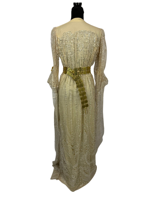 Jilenpiroz Temdur goudbeige Koerdische feestjurk met elegante pasvorm – achterkant