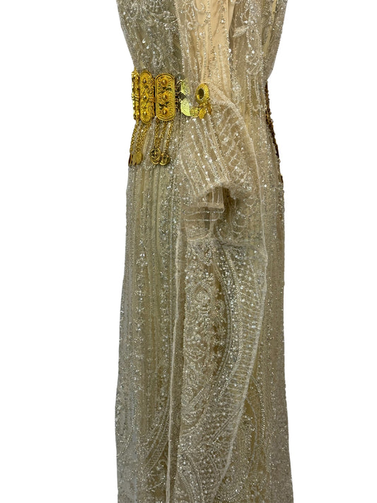 Detail van kralen en borduursel op Jilenpiroz Temdur goudbeige jurk – close-up