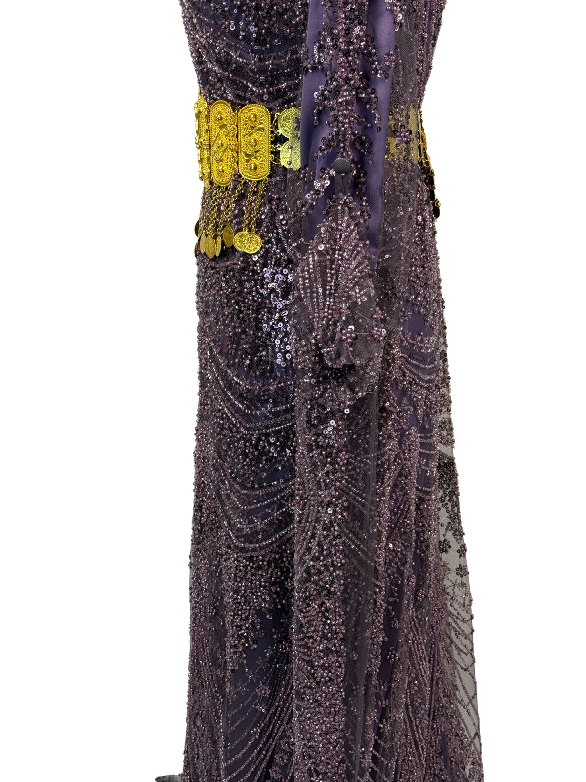 Detail van Jilenpiroz Zara: glinsterende afwerking en gouden munt-riem