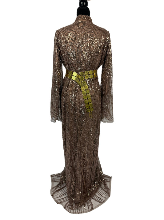 Jilenpiroz Zemin bruine jurk met hoge hals – achterkant