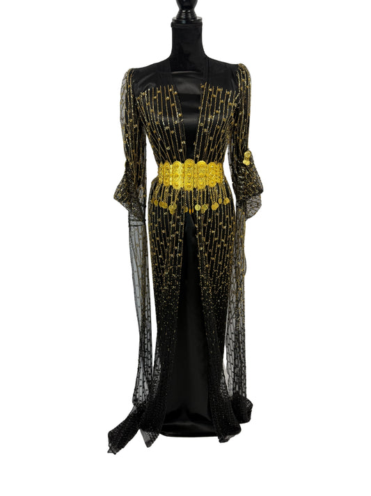 Jilenpiroz Zeri Res zwarte Koerdische feestjurk met goud kralenwerk en satijnen binnenjurk – voorkant